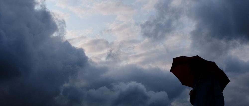 Es wird ungemütlich-stürmisch zum Jahreswechsel in Schleswig-Holstein - das hat Auswirkungen auf Verkehr und Veranstaltungen. (Symbolbild)