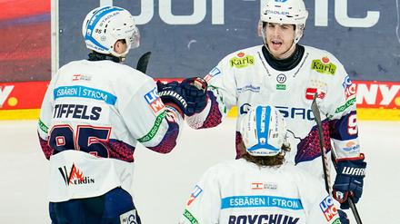 Ty Ronning (M) erzielte für die Eisbären zwei Tore gegen Augsburg.
