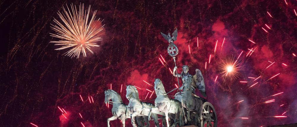 Feuerwerk zum Jahreswechsel 2023/24 am Brandenburger Tor in Berlin. (Archivbild)