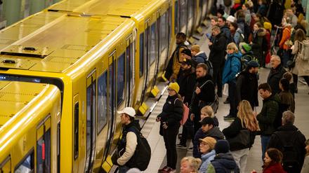 Menschen warten beim Warnstreik bei der Deutschen Bahn am Alexanderplatz auf die U-Bahn. 