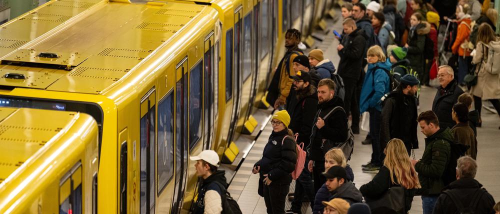 Menschen warten beim Warnstreik bei der Deutschen Bahn am Alexanderplatz auf die U-Bahn. 