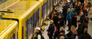 Menschen warten beim Warnstreik bei der Deutschen Bahn am Alexanderplatz auf die U-Bahn. 