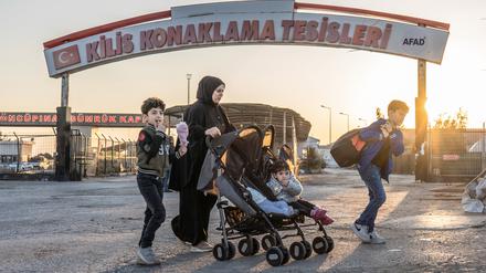Eine syrische Familie überquert am Grenzübergang Oncupinar in der Nähe der südtürkischen Stadt Kilis die Grenze von der Türkei nach Syrien.