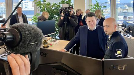 Bundesarbeitsminister Hubertus Heil (SPD) zu Gast in der BVG-Leitstelle für Bus und Bahn in Berlin-Lichtenberg.