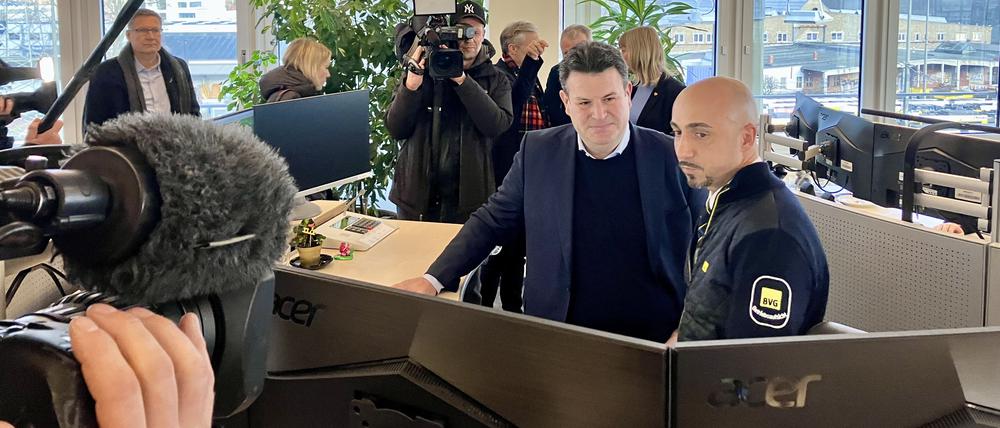 Bundesarbeitsminister Hubertus Heil (SPD) zu Gast in der BVG-Leitstelle für Bus und Bahn in Berlin-Lichtenberg.