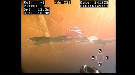 Eine Unterwasseraufnahme der finnischen Polizei zeigt die mutmaßlich von einer Ankerkette verursachten Schäden am Rumpf des Tankers „Eagle S“. 