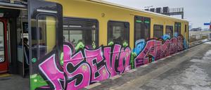 Graffiti an einer S-Bahn im S-Bahnhof Bundesplatz