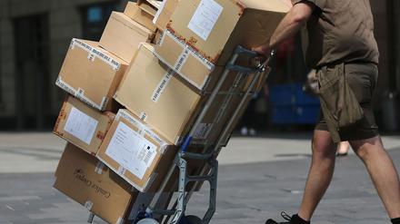 Der Paketbote wurde laut Polizei aufgrund seines Äußeren beleidigt. (Symbolbild)