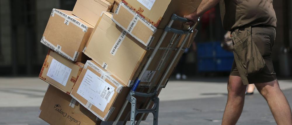 Der Paketbote wurde laut Polizei aufgrund seines Äußeren beleidigt. (Symbolbild)