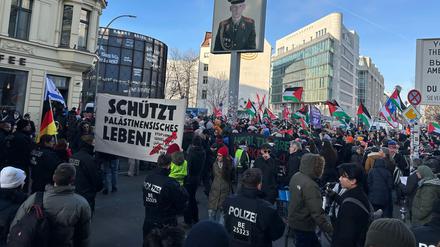 Neben Touristen versammeln sich diesmal auch Demonstranten am Checkpoint Charlie.