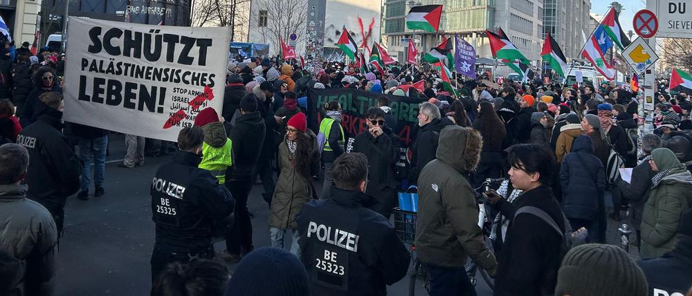 Neben Touristen versammeln sich diesmal auch Demonstranten am Checkpoint Charlie.