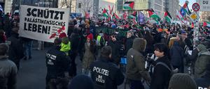 Neben Touristen versammeln sich diesmal auch Demonstranten am Checkpoint Charlie.