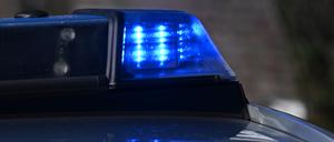 ARCHIV - 03.12.2024, Baden-Württemberg, Stuttgart: Ein Blaulicht auf einem Polizeifahrzeug. (zu dpa: «Mann mit Hammer und Messer verletzt - Stiefsohn festgenommen») Foto: Bernd Weißbrod/dpa +++ dpa-Bildfunk +++