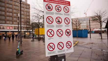 Verbotsschild auf dem Alexanderplatz, das zeigt, wo in der Silvesternacht ein Böllerverbot gilt. 