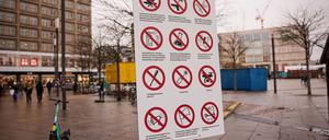 Verbotsschild auf dem Alexanderplatz, das zeigt, wo in der Silvesternacht ein Böllerverbot gilt. 