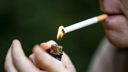 Raucher verkürzen ihr Leben nach Schätzungen britischer Wissenschaftler mit jeder Zigarette um durchschnittlich 20 Minuten. 