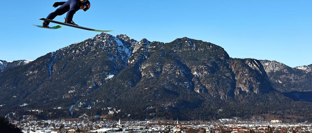 Pius Paschke vor der Kulisse in Garmisch.