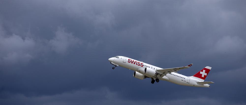 Ein Flugzeug des Typs Airbus A220-300 (HB-JCS) von Swiss International Air Lines startet am Genfer Flughafen.