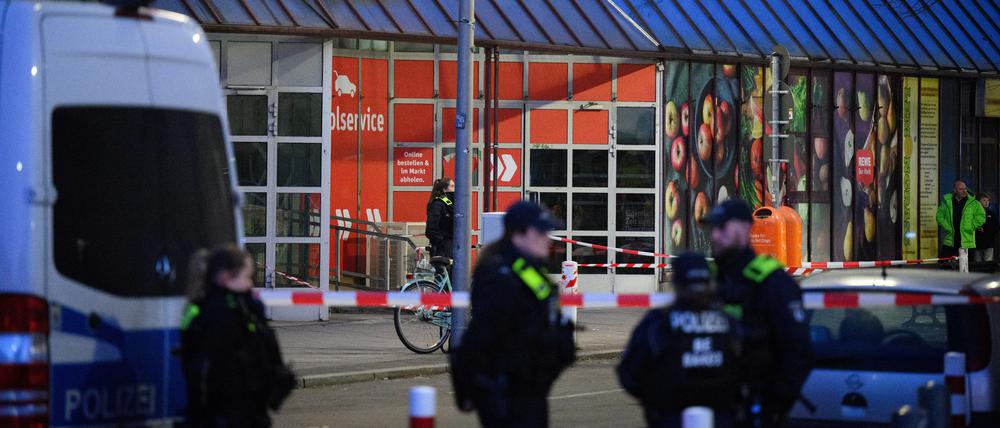 Dieser Rewe-Supermarkt in Charlottenburg war Ausgangspunkt der Messerattacke am Silvestertag.