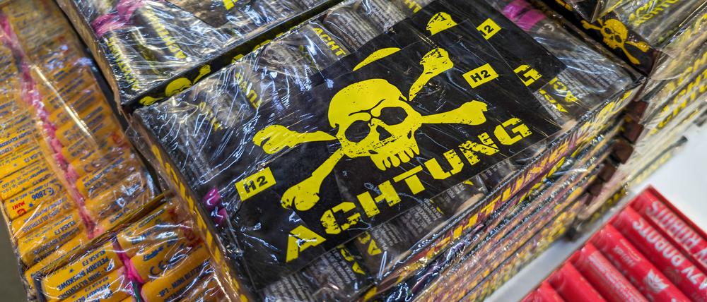 Immer wieder sind auch illegale Böller in Deutschland im Umlauf. Berliner können sie zum Beispiel leicht im benachbarten Polen erwerben.