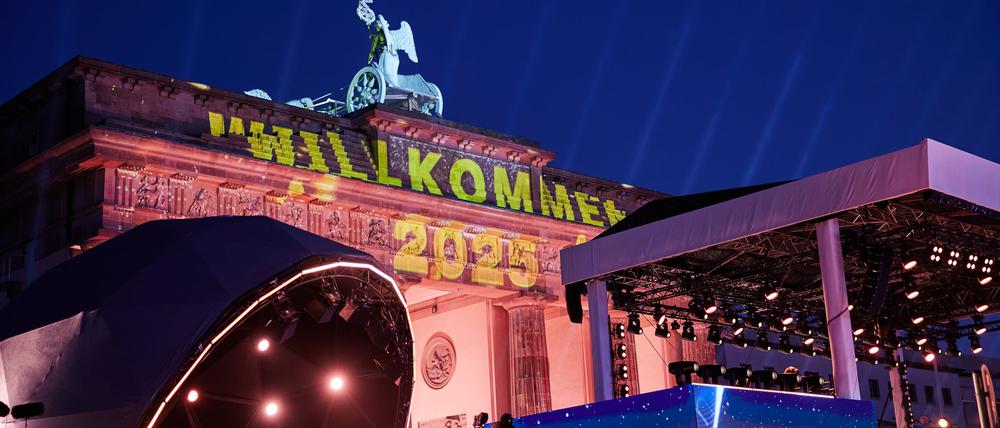 Die große Silvestershow am Brandenburger Tor soll am Abend steigen.