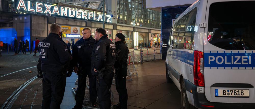 Innerhalb der Verbotszonen - etwa am Alexanderplatz - blieb es laut Polizei zunächst ruhig. (Foto aktuell)