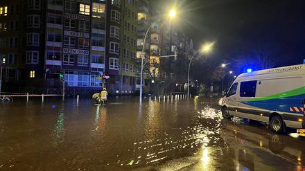 Ein Fahrzeug vom Entstörungsdienst der Berliner Wasserbetriebe steht an der Seestraße.