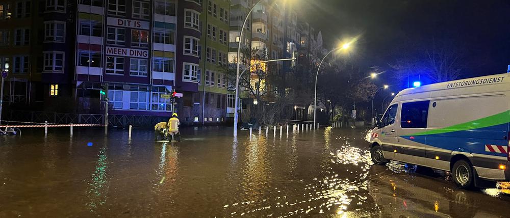 Ein Fahrzeug vom Entstörungsdienst der Berliner Wasserbetriebe steht an der Seestraße.