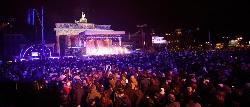 Tausende kamen zur Silvesterparty am Brandenburger Tor. (Foto aktuell)