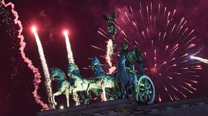 Zum Jahreswechsel wird vor dem Brandenburger Tor ein riesiges Feuerwerk abgefeuert.