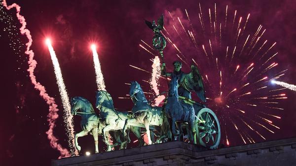 Zum Jahreswechsel wird vor dem Brandenburger Tor ein riesiges Feuerwerk abgefeuert.