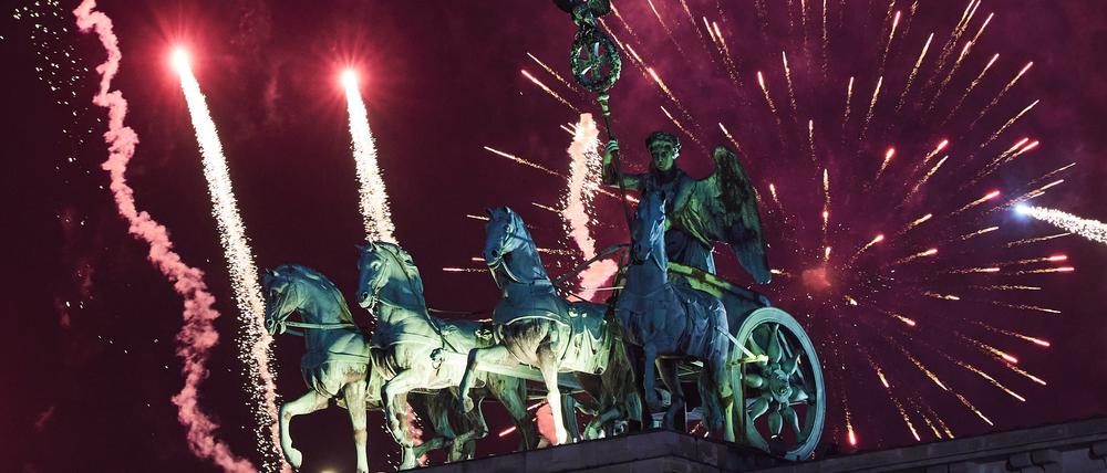 01.01.2025, Berlin: Zum Jahreswechsel wird vor dem Brandenburger Tor ein riesiges Feuerwerk abgefeuert. Foto: Joerg Carstensen/dpa +++ dpa-Bildfunk +++