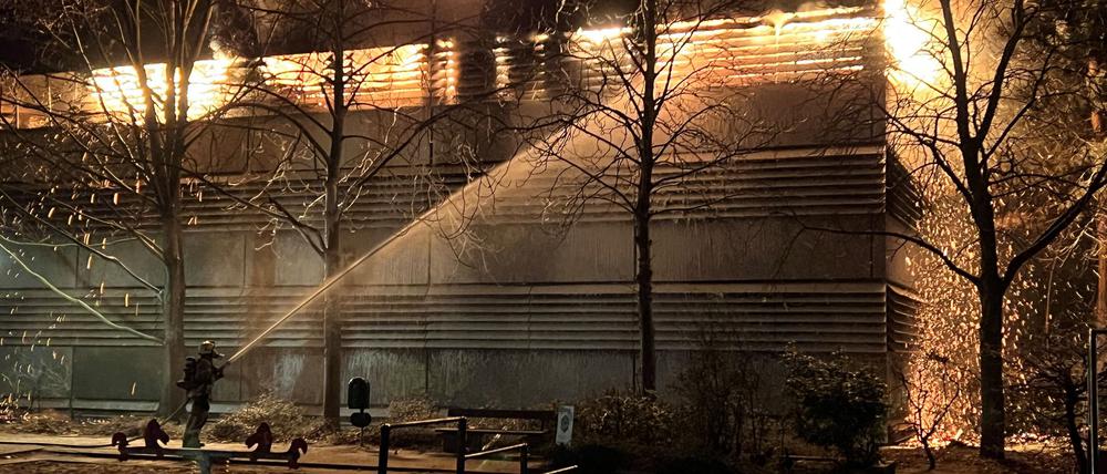 Auf zwei der vier Etagen brennt es in voller Ausdehnung.