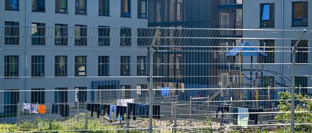 In den Erstaufnahme-Einrichtungen für Flüchtlinge sind im Vergleich zum Vorjahr weniger Plätze belegt. (Archivbild)