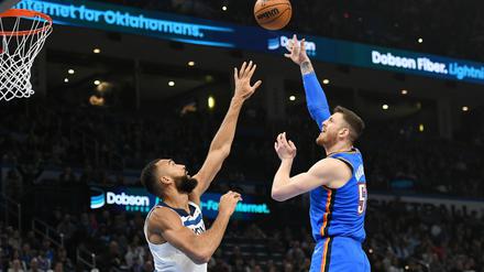 Isaiah Hartenstein (r.) gewinnt das Duell mit Rudy Gobert, dem besten Verteidiger der vergangenen Saison.