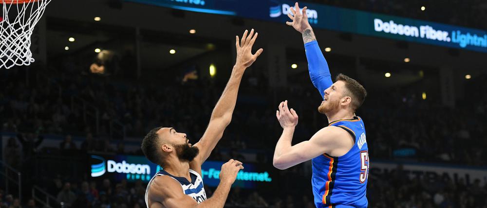 Isaiah Hartenstein (r.) gewinnt das Duell mit Rudy Gobert, dem besten Verteidiger der vergangenen Saison.