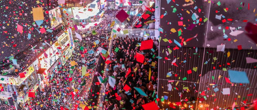 Fröhliche Silvesterparty auf dem Times Square.