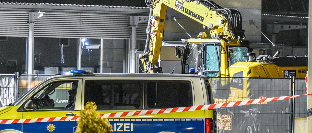 Ein Bagger steht nach einer mutmaßlichen Amokfahrt neben einem Autohaus in Tauberbischofsheim.