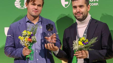 Magnus Carlsen (l) und Jan Nepomnjaschtschi teilen sich den Sieg bei der Blitzschach-WM.