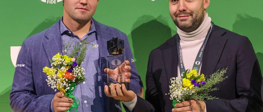 Magnus Carlsen (l) und Jan Nepomnjaschtschi teilen sich den Sieg bei der Blitzschach-WM.
