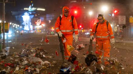 Nach der Silvesternacht hat in Berlin das große Aufräumen begonnen. Die Reinigung der Straßen und Gehwege könne einige Tage dauern, hieß es.