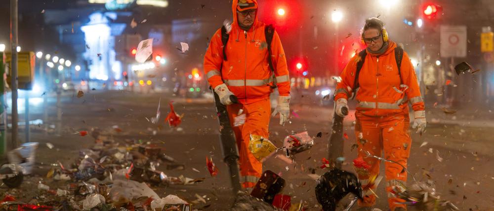 Nach der Silvesternacht hat in Berlin das große Aufräumen begonnen. Die Reinigung der Straßen und Gehwege könne einige Tage dauern, hieß es.