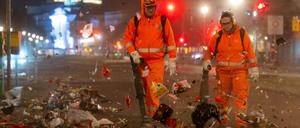 Nach der Silvesternacht hat in Berlin das große Aufräumen begonnen. Die Reinigung der Straßen und Gehwege könne einige Tage dauern, hieß es.