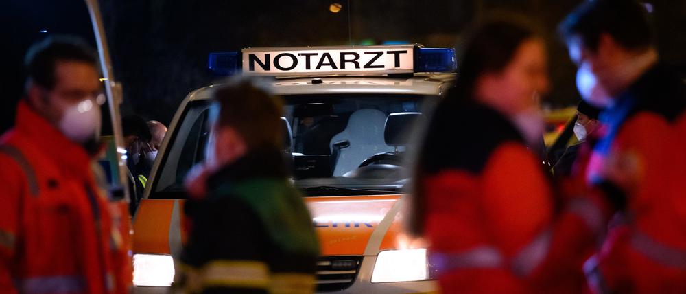 Die Polizei in Kiel ist in der Silvesternacht nach eigenen Angaben von einer größeren Menschengruppe attackiert worden, als die Beamten den Einsatz eines Notarztes absichern wollten.