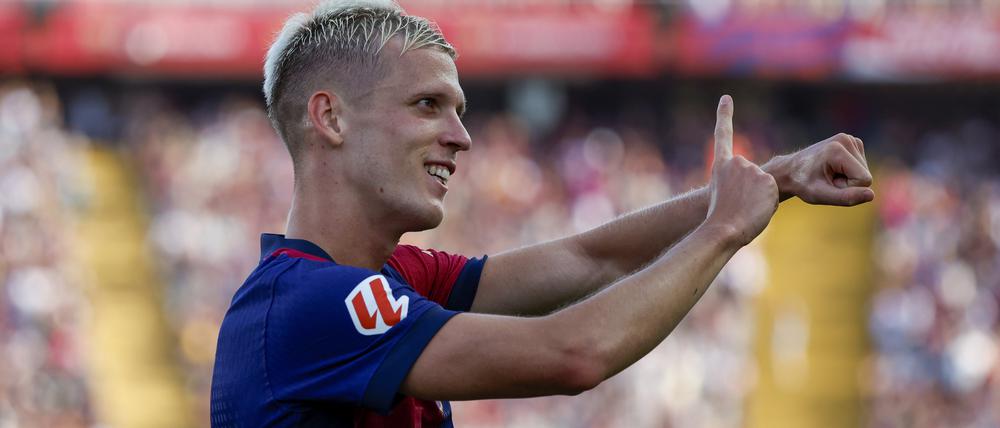 ARCHIV - 31.08.2024, Spanien, Barcelona: Fußball: Primera División, Spanien, FC Barcelona - Real Valladolid, 4. Spieltag: Barcelonas Dani Olmo feiert den sechsten Treffer seiner Mannschaft. (zu dpa: «Berater: Olmo will trotz Problemen beim FC Barcelona bleiben») Foto: Joan Monfort/AP/dpa +++ dpa-Bildfunk +++