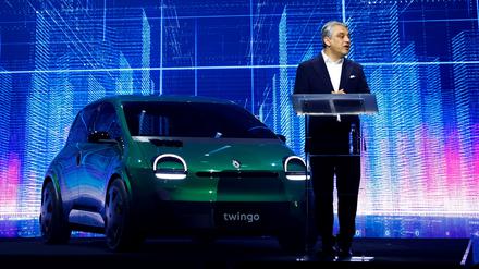 Renault-Chef Luca de Meo mit dem E-Twingo: Das Fahrzeug soll 2026 auf den Markt kommen und weniger als 20.000 Euro kosten.