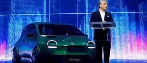 Renault-Chef Luca de Meo mit dem E-Twingo: Das Fahrzeug soll 2026 auf den Markt kommen und weniger als 20.000 Euro kosten.