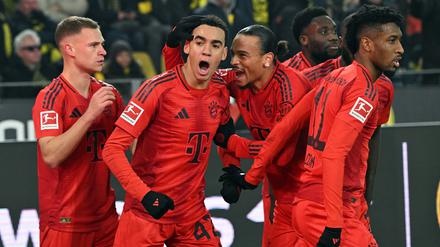 Bei Spielern wie Joshua Kimmich (l), Jamal Musiala (M) und Leroy Sané ist die Bayern-Zukunft offen. Selbiges gilt für Alphonso Davies und Kingsley Coman.
