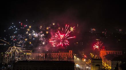 Feuerwerk in Potsdam in der Silvesternacht mit Blick zum Landtag.