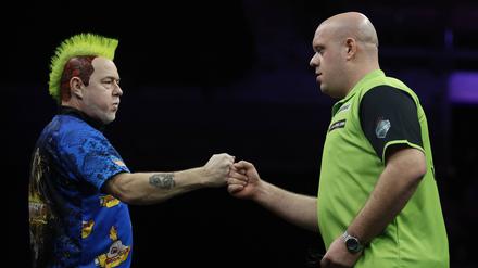 Ein kühles „Abfäusteln“ ist: Peter Wright (l.) und Michael van Gerwen.